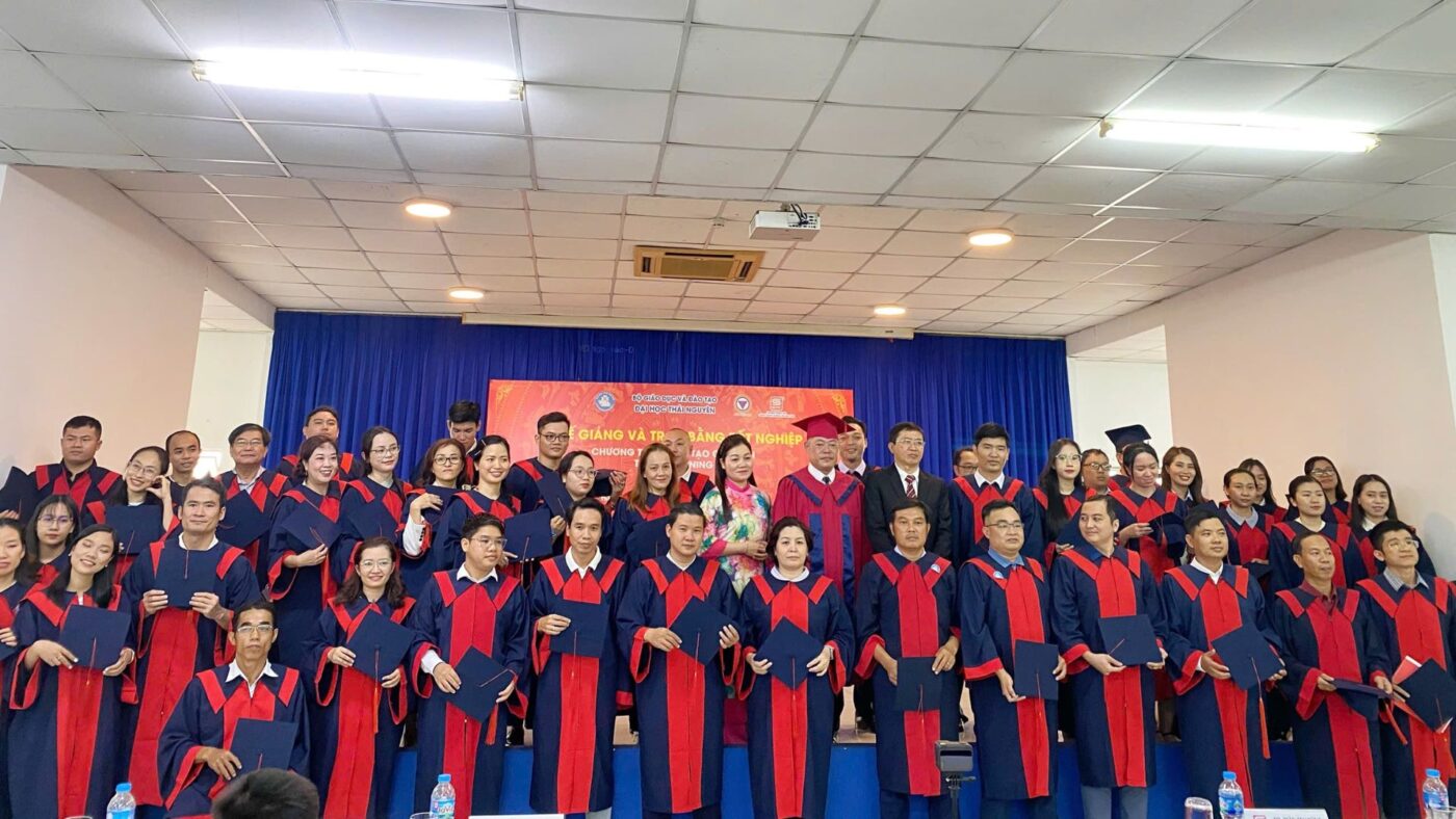 Thầy cô, phía đại diện trường cùng tân cử nhân chụp ảnh lưu niệm 