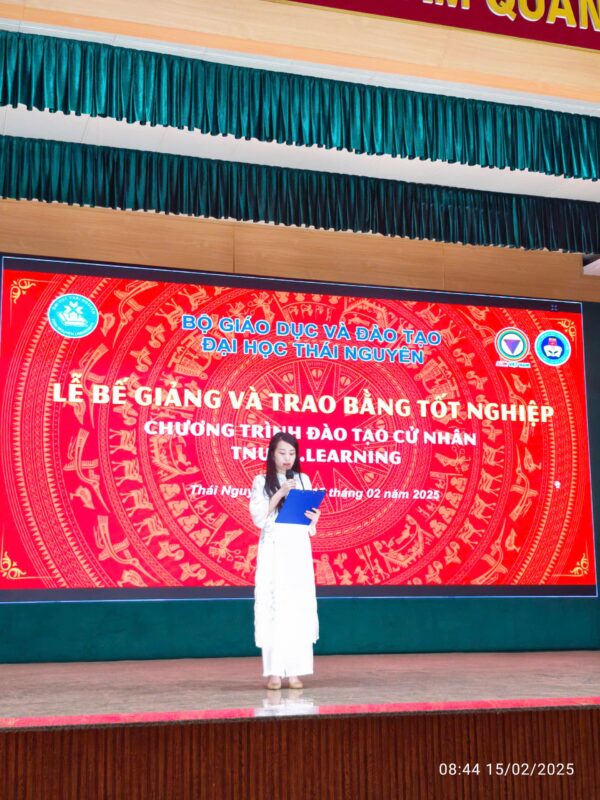Mở đầu lễ bế giảng đại học thái nguyên 