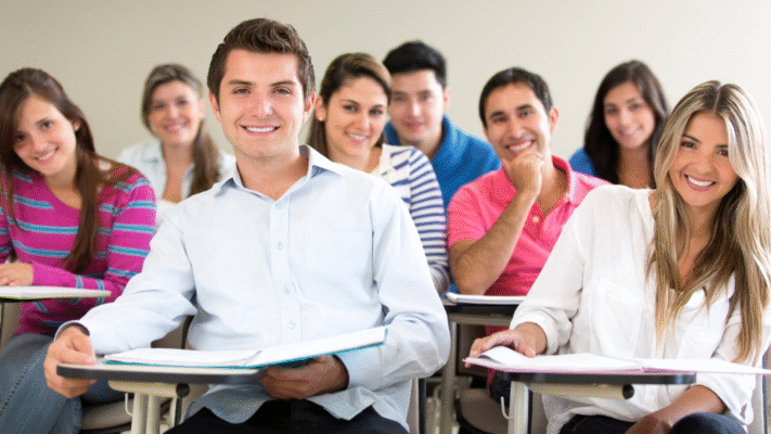 sinh viên hứng thú với lớp ngôn ngữ Hàn