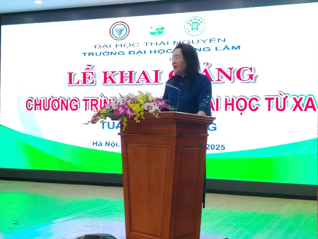 Đại diện AUM phát biểu chúc mừng tân sinh viên