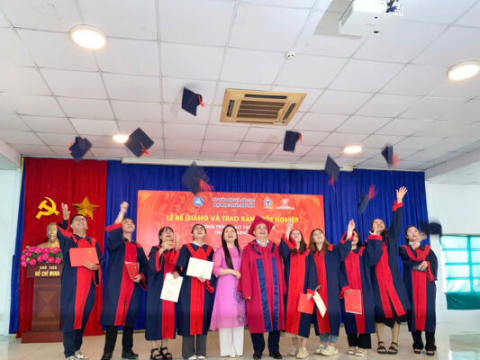 Khoảnh khắc chụp ảnh kỷ niệm với thầy cô, đối tác và các bạn sinh viên