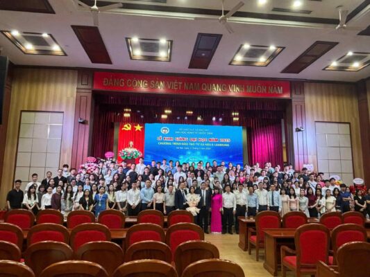 Tân sinh viên chụp ảnh lưu niệm với thầy cô, ban lãnh đạo trường