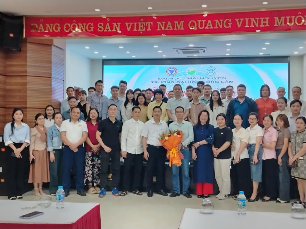 Khoảnh khắc chụp ảnh lưu niệm với tân sinh viên