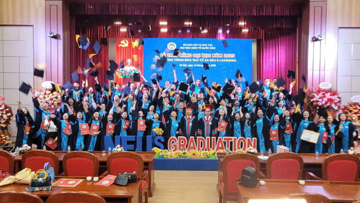 Khoảnh khắc chụp ảnh các bạn tân cử nhân với thầy cô