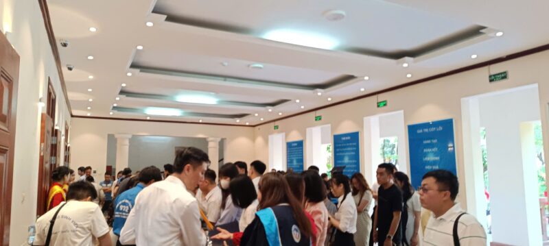 Sinh viên có mặt từ sớm đăng ký danh sách tham dự buổi lễ