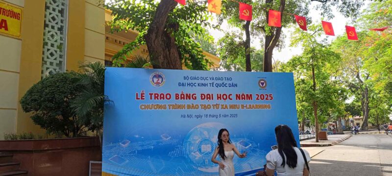 Sinh viên check in tại buổi lễ