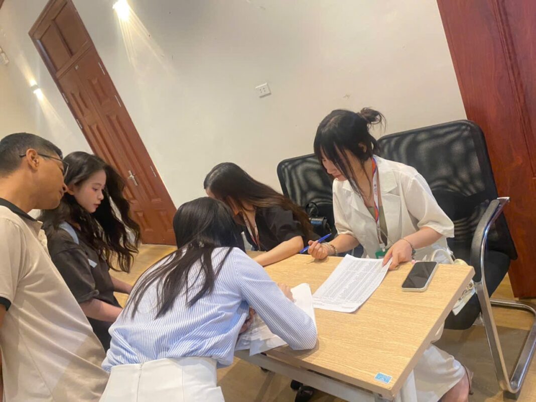 Sinh viên có mặt từ sớm tham dự buổi lễ