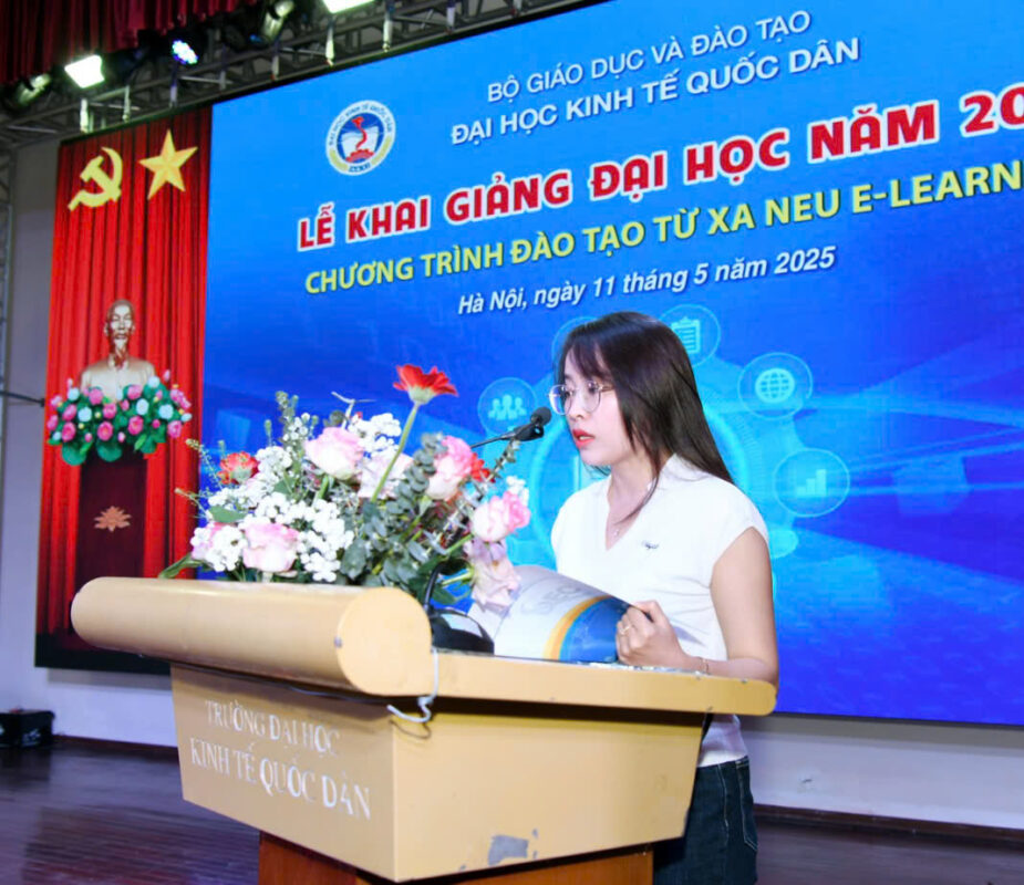 Đại diện tân sinh viên phát biểu