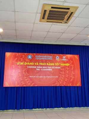 Biển hiệu trước buổi lễ