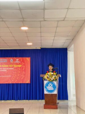 Đại diện tân cử nhân phát biểu cảm ơn, tri ân thầy cô