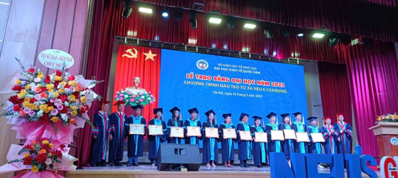 Thầy cô trao bằng cho các bạn tân cử nhân