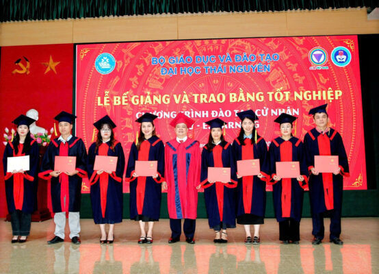 Đại diện ban giám hiệu trao bằng tốt nghiệp