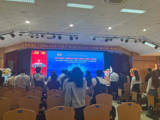 Lễ chào cờ trang trọng trong buổi lễ